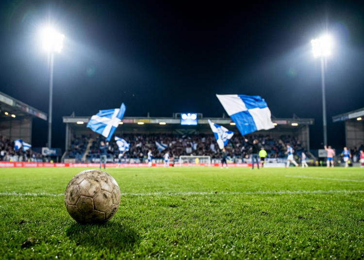 Zure slotfase brengt deelname aan play-offs in serieus gevaar na late penalty