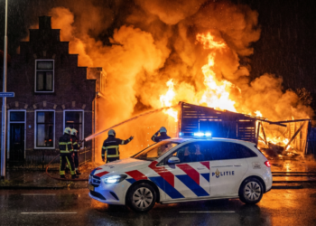 Felle uitslaande brand verwoest schuur aan de Rooistaartstraat