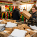 Verdwaalde retourpakketjes kopen op gewicht: nieuw winkelconcept strijkt neer in de Oetelhal