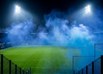 Derby TOP Oss en FC Den Bosch tijdelijk gestaakt door mysterieuze blauwe rook