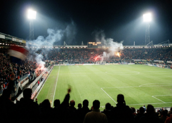 Bizarre voetbalavond in De Vliert: Thuispubliek juicht om tegendoelpunt waarna vechtpartij uitbreekt