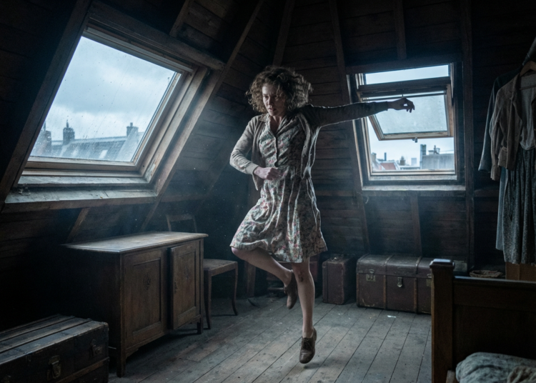 Nieuwe theatervoorstelling 'Oorlogstuig' belicht de onstuitbare veerkracht van danseres Roosje Glaser