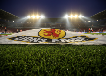 Schrikmoment in Duitsland: HSV-speelster zakt in elkaar na afloop van wedstrijd
