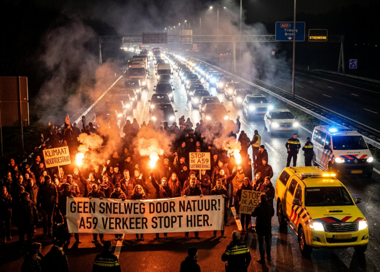 Demonstranten sluiten A59 kortstondig af uit protest tegen komst azc in Engelen