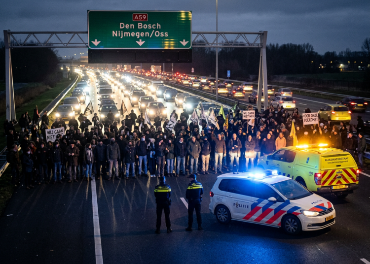 A59 tijdelijk afgesloten wegens protest tegen komst asielzoekerscentrum A59 tijdelijk afgesloten wegens protest tegen komst asielzoekerscentrum