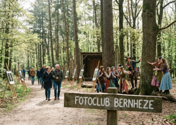 Bossche theaterstudenten verrassen bezoekers op jubileumexpositie Fotoclub Bernheze