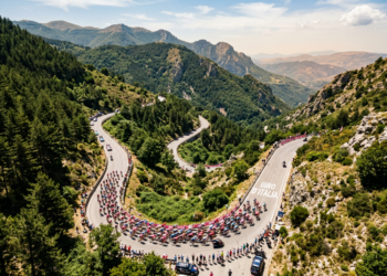 Giro-peloton bereikt Italië: Kansen voor sprinters en aanvallers in onvoorspelbare vierde etappe