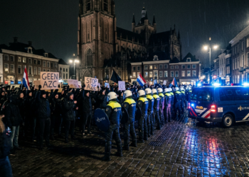 Burgemeester Mikkers reageert in landelijke talkshow op grimmige sfeer rondom azc-protesten