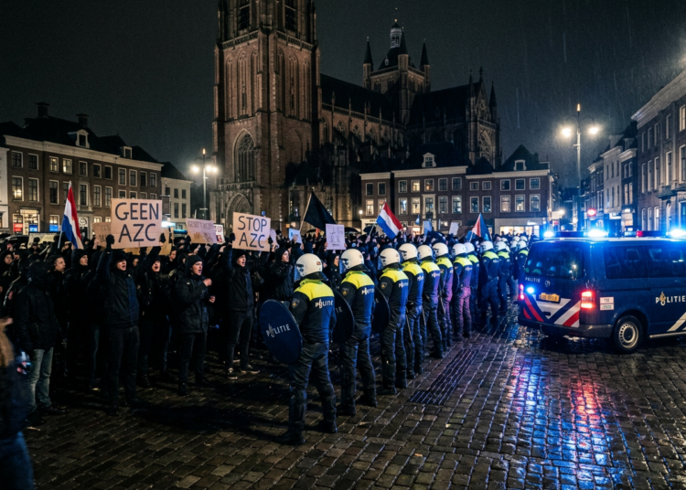 Burgemeester Mikkers reageert in landelijke talkshow op grimmige sfeer rondom azc-protesten