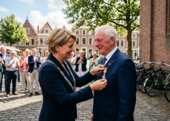 Koninklijke onderscheiding voor Vughtse omroepman en verbinder Erik Overman