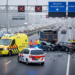 Gewonde en flinke ravage na botsing op de A2 bij knooppunt Deil