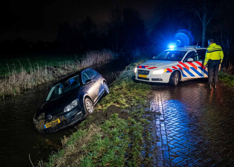 Auto te water in Rosmalen: ongedeerde bestuurder klimt zelf uit voertuig